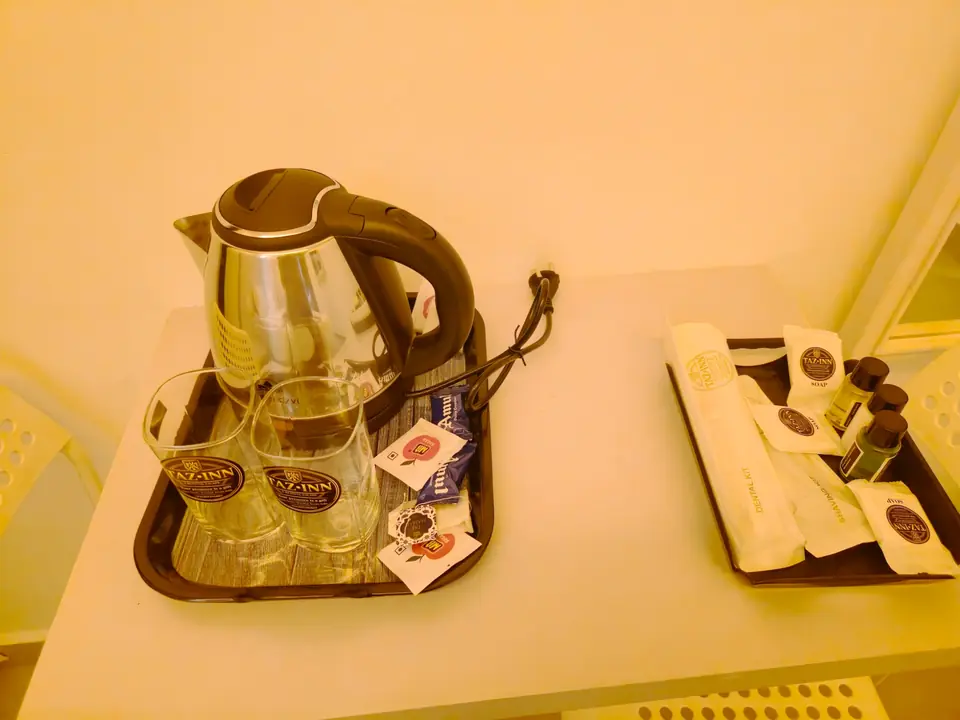 Tea and coffee tray with Tazinn branded glasses and toiletries
