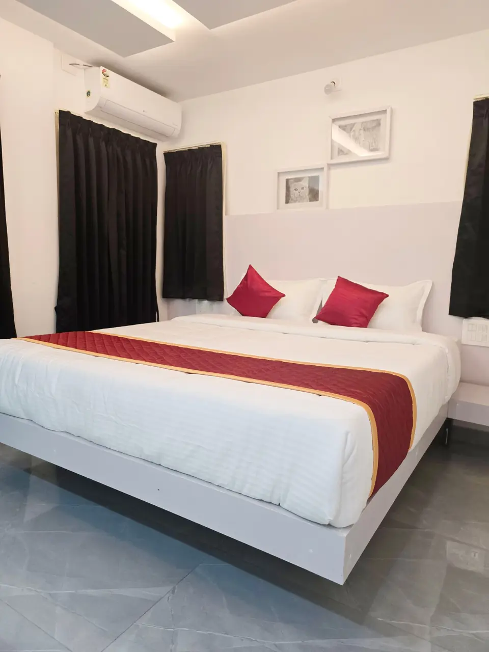 Deluxe Triple Room with large bed and blackout curtains