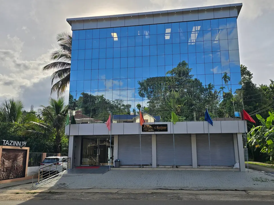 Entrance of Tazinn Stay with ramp and parking